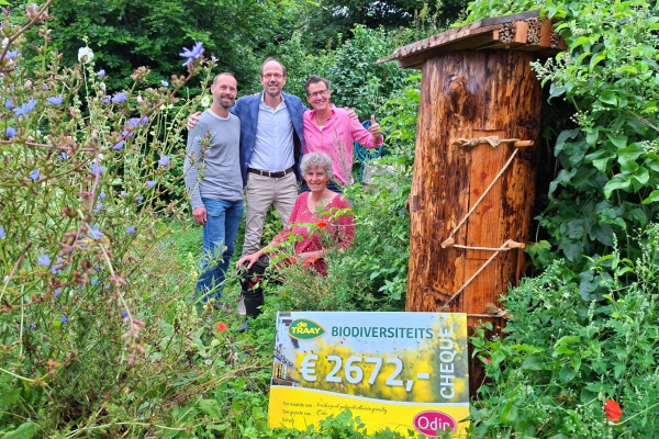 De Traay schenkt Odin-imkerij €2672 voor biodiversiteitsonderzoek op boerderijen