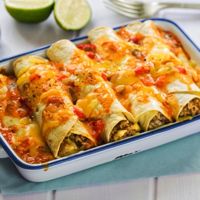 Enchiladas met spinazie, maïs en mozzarella