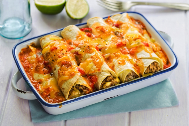 Enchiladas met spinazie, maïs en mozzarella