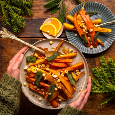 Met sinaasappel en miso geglaceerde wortelgroenten