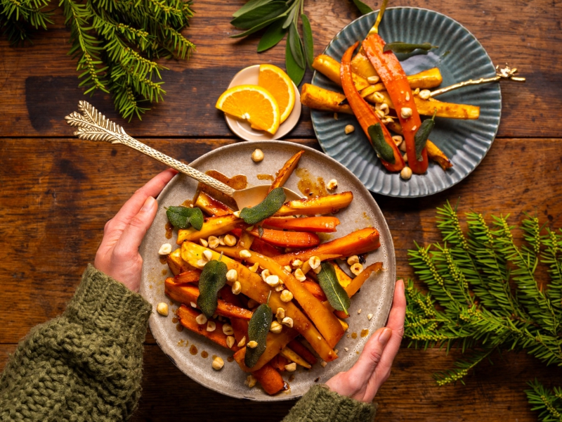 Met sinaasappel en miso geglaceerde wortelgroenten