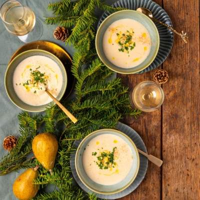 Bloemkool-aardpeersoep met blauwe kaas en peer