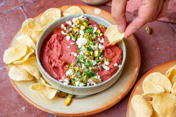 Kikkererwtenchips met biet-boondip, feta en pistache