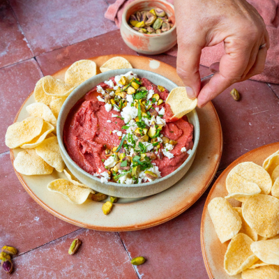 Kikkererwtenchips met biet-boondip, feta en pistache