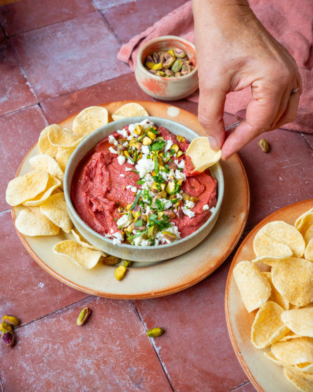 Kikkererwtenchips met biet-boondip, feta en pistache
