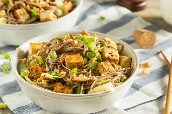 Noedels met sticky spruitjes en tofu