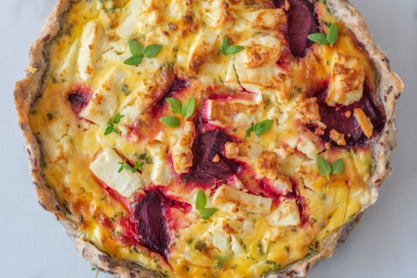 Quiche met biet, spinazie en feto