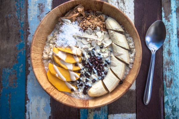 Ontbijtbowl met quinoa, banaan en notenpasta