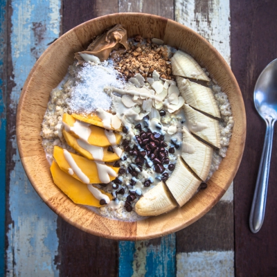 Ontbijtbowl met quinoa, banaan en notenpasta