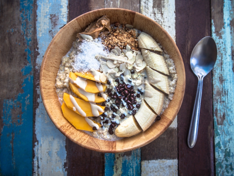 Ontbijtbowl met quinoa, banaan en notenpasta