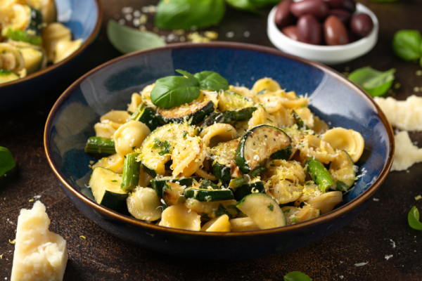 pasta met gegrilde groenten en basilicum