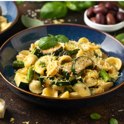 pasta met gegrilde groenten en basilicum