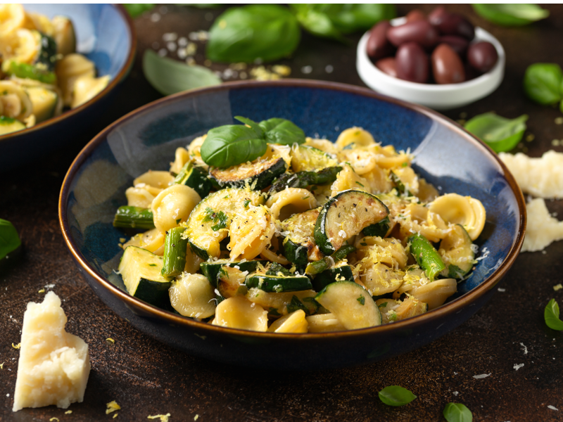 pasta met gegrilde groenten en basilicum