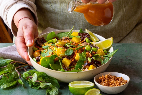 Vegan Thaise rijstsalade met mango, spinazie en groene thee-citroendressing