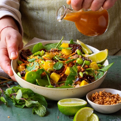 Vegan Thaise rijstsalade met mango, spinazie en groene thee-citroendressing