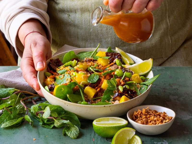 Vegan Thaise rijstsalade met mango, spinazie en groene thee-citroendressing