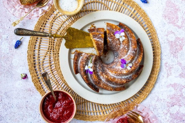 Fonio bananencake met rabarber-hibiscuscompote