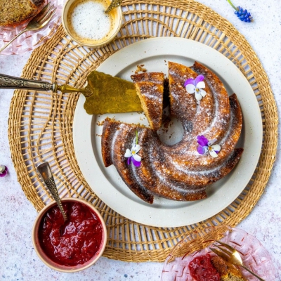 Fonio bananencake met rabarber-hibiscuscompote