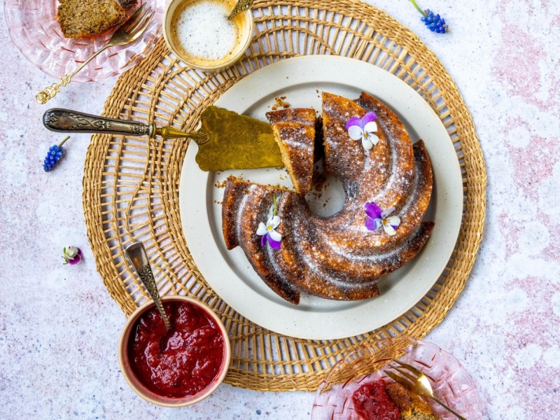 Fonio bananencake met rabarber-hibiscuscompote