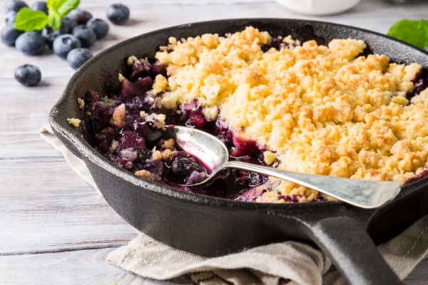 vegan appel-blauwe bessencrumble