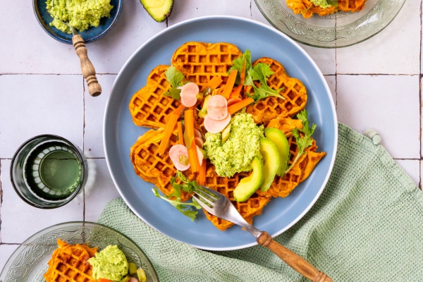 Zoete aardappelwafeltjes met raapstelen-spread