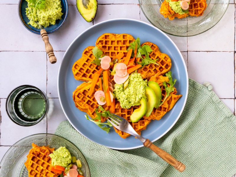 Zoete aardappelwafeltjes met raapstelen-spread
