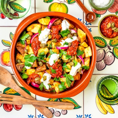 Patatas bravas met smoky tomatensaus en augurkenmayo