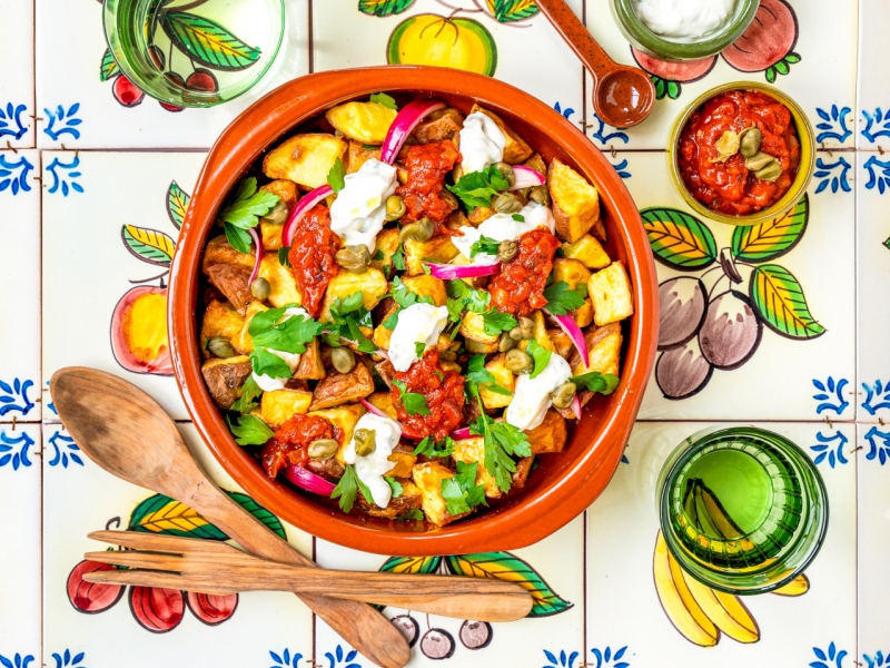 Patatas bravas met smoky tomatensaus en augurkenmayo
