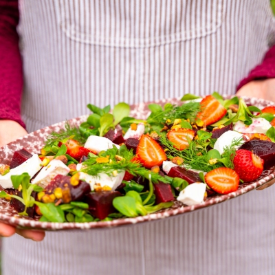 Salade met gepofte bietjes, aardbeien, geitenkaas en vlierbloesemdressing