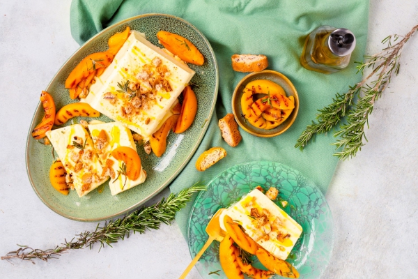 Olijfolie semifreddo met gegrilde nectarines en cantuccinikruim