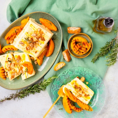 Olijfolie semifreddo met gegrilde nectarines en cantuccinikruim