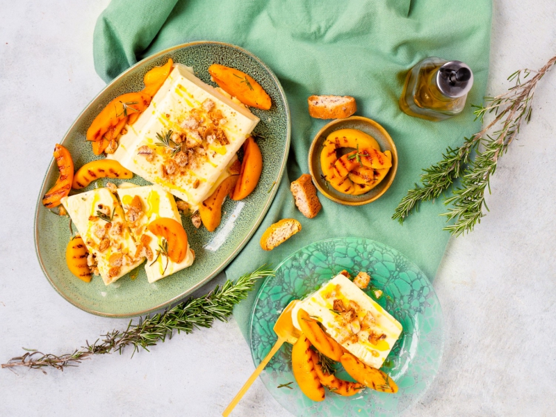 Olijfolie semifreddo met gegrilde nectarines en cantuccinikruim