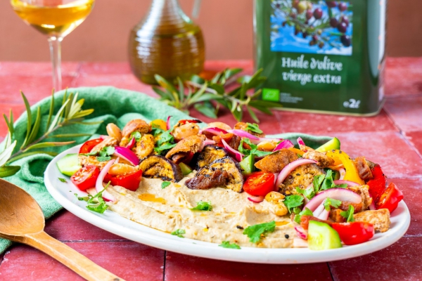 Loaded auberginehummus met gegrilde groenten en abrikozen