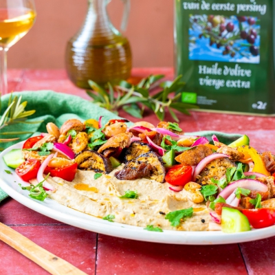Loaded auberginehummus met gegrilde groenten en abrikozen