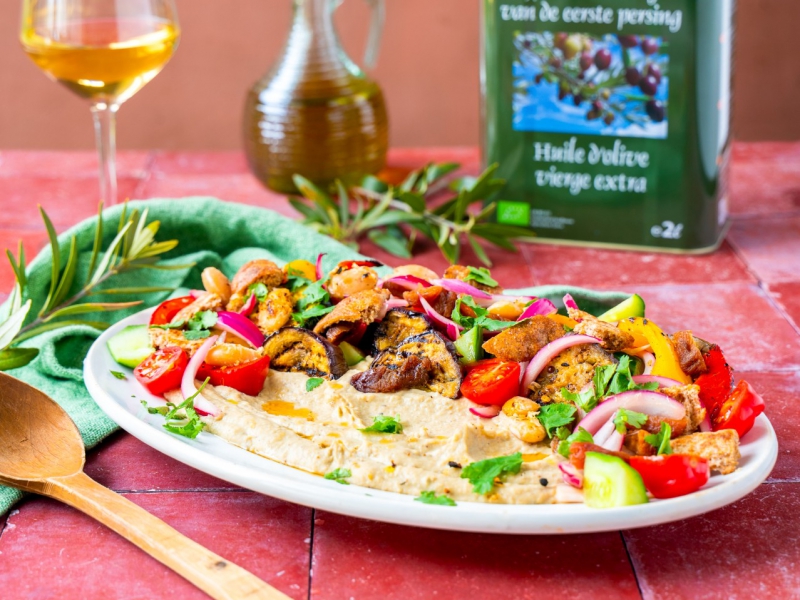 Loaded auberginehummus met gegrilde groenten en abrikozen