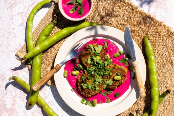 Quinoa-tuinboonburgers met rode biet-yoghurtdip