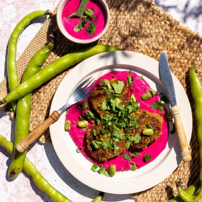 Quinoa-tuinboonburgers met rode biet-yoghurtdip