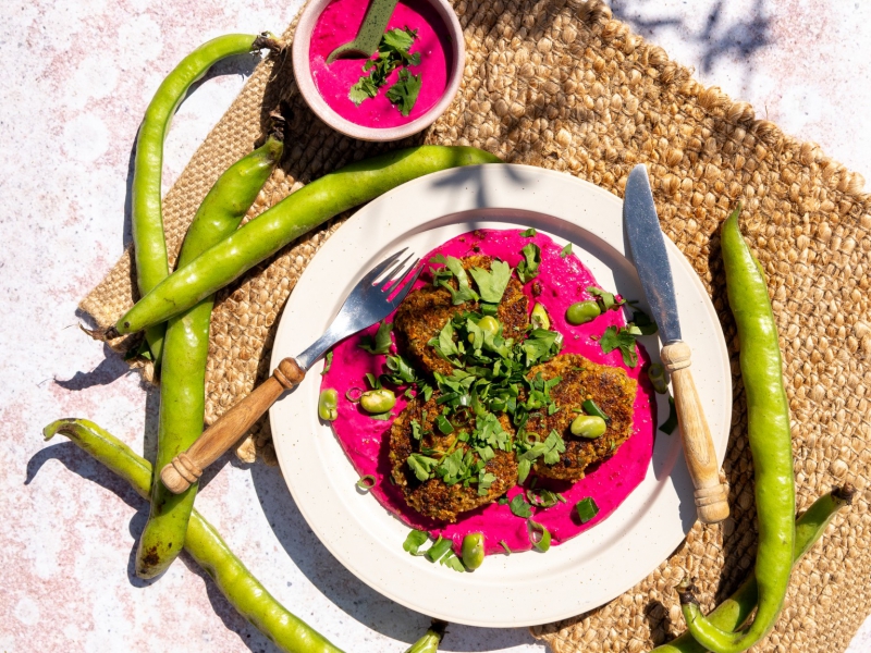 Quinoa-tuinboonburgers met rode biet-yoghurtdip