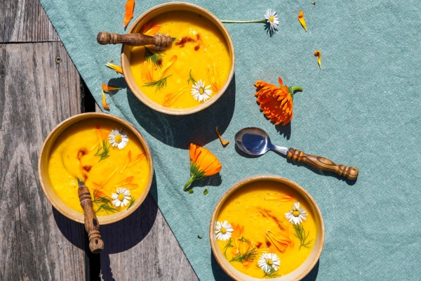 Zonnige gazpacho met gele paprika, maïs en perzik