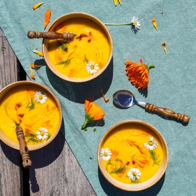 Zonnige gazpacho met gele paprika, maïs en perzik
