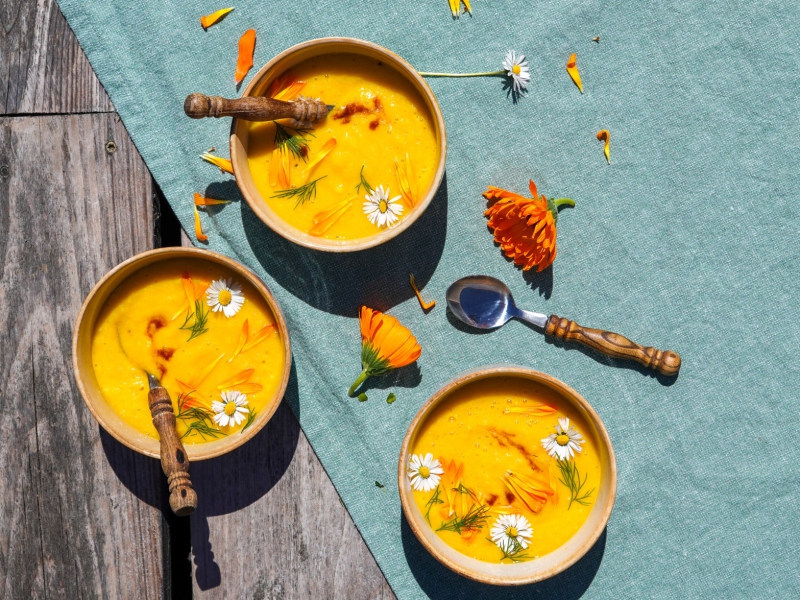 Zonnige gazpacho met gele paprika, maïs en perzik