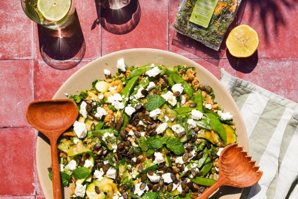 In thee gekookte bulgur met peultjes, courgette en feta