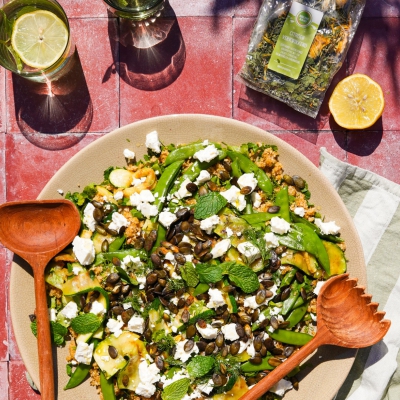 In thee gekookte bulgur met peultjes, courgette en feta