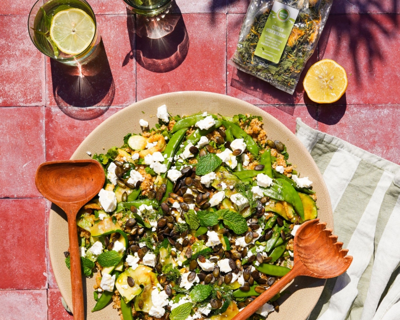 In thee gekookte bulgur met peultjes, courgette en feta