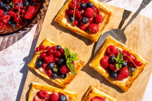 Snelle bladerdeegtaartjes met rood fruit