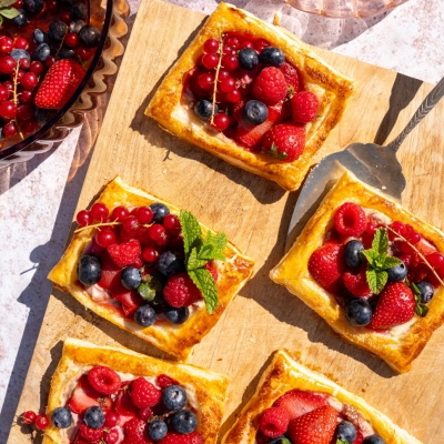 Snelle bladerdeegtaartjes met rood fruit