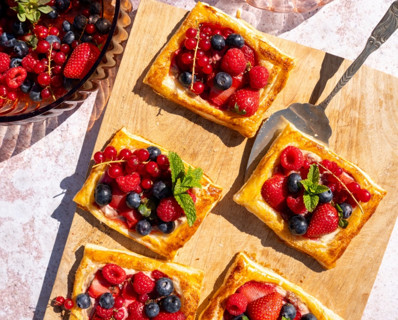 Snelle bladerdeegtaartjes met rood fruit