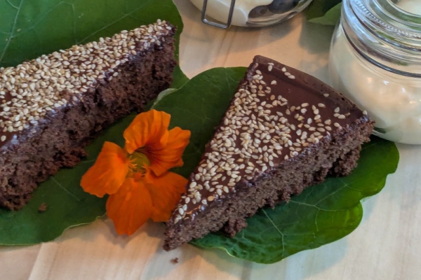 Tahin dadelcake van Marion Pluimes