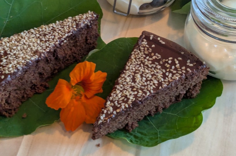 Tahin dadelcake van Marion Pluimes