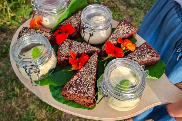 Tahin dadelcake van Marion Pluimes